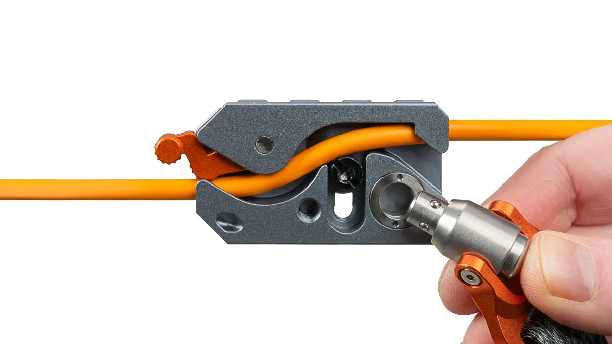 LeverLock® Plus & Cable Kit, Optima 10G, Straight to Right Cable